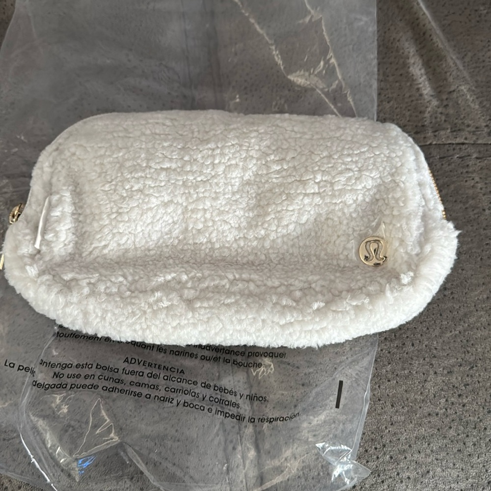 Lululemon everywhere belt bag fleece peloton collab